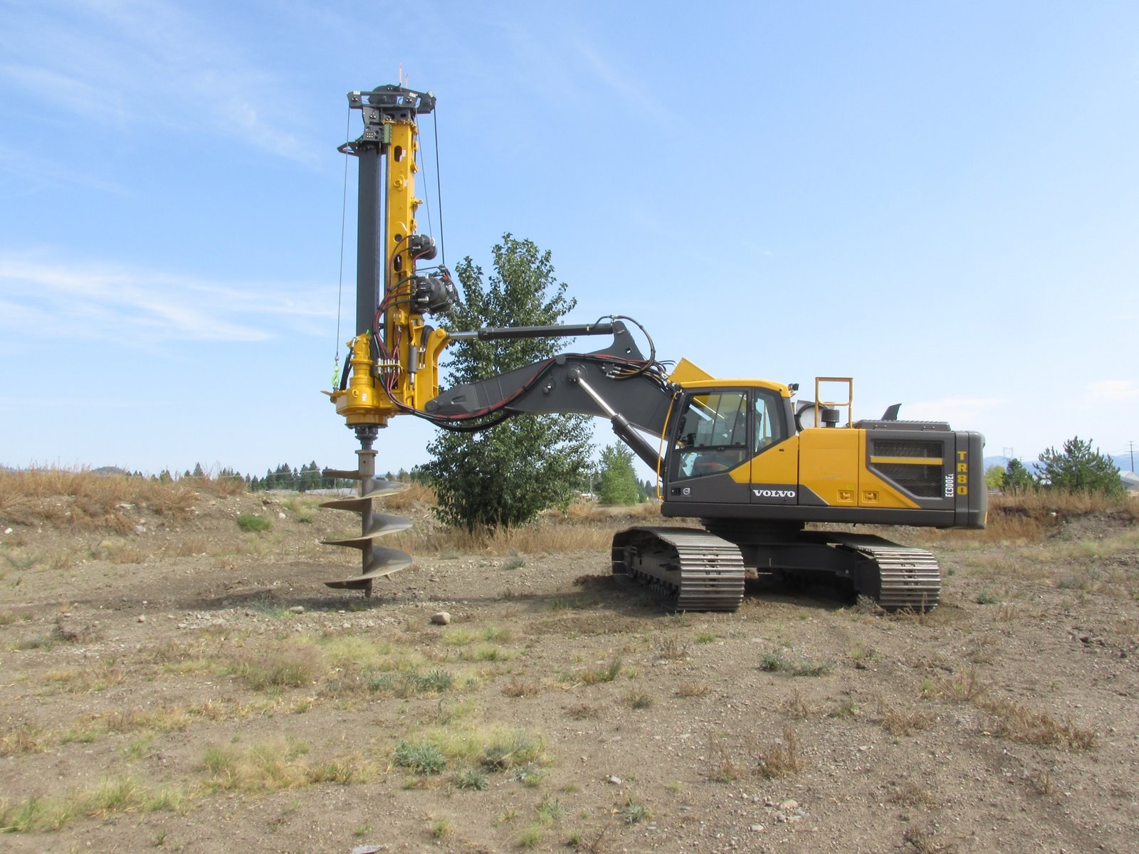 Drilling rig mast attachment on a piling rig at a UAE construction site